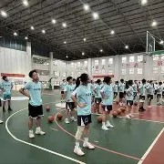 九州平台-大学生参加篮球比赛全情投入，精神值得称赞(大学生参加篮球比赛全情投入,精神值得称赞吗)