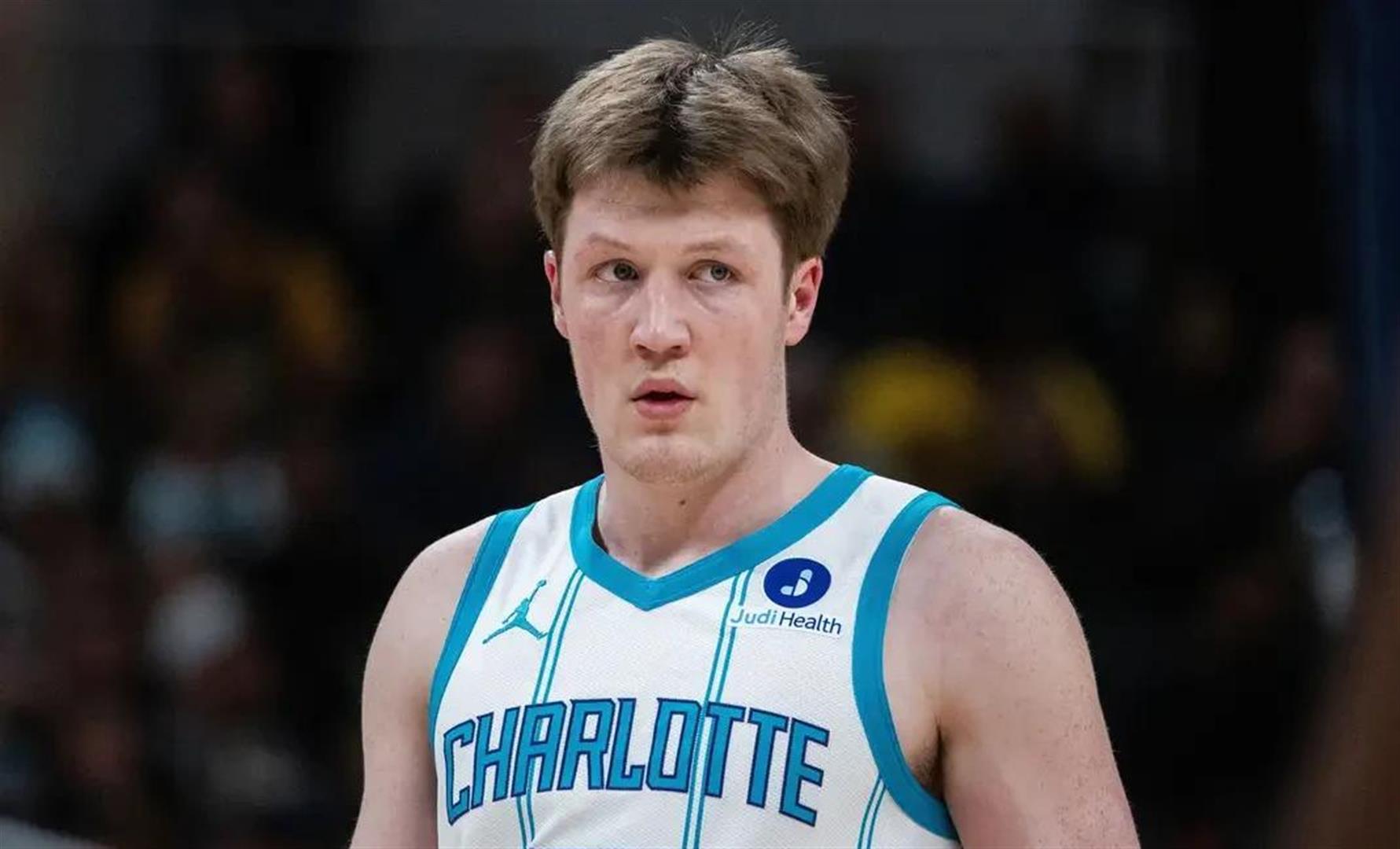 开拓者队在主场比赛中大胜黄蜂队