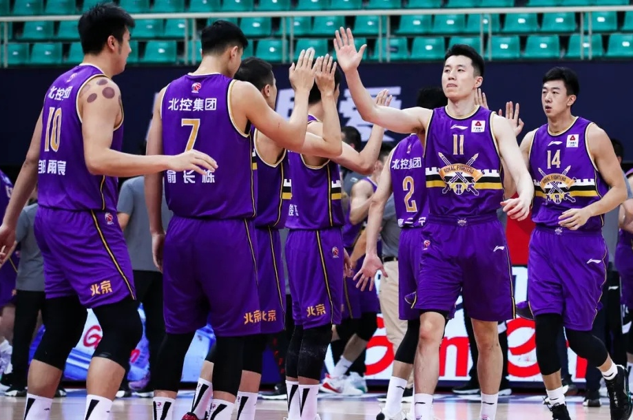 包含斯旺西客场战平对手，硬仗打平，积分榜略降的词条